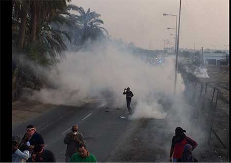 الغازات السامة بين المتظزاهرين السلميين الشارع البحريني ينتفض مطالباً باطلاق سراح الشيخ سلمان