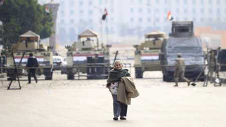 تغزيزات امنية مصرية في ميدان التحرير مصر: مقتل 16 شخصاً وجرح العشرات في ذكرى 25 يناير