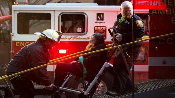 رجال الاطفاء ينقلون المصابين من مكان الحادث مقتل شخص وإصابة 83 في مترو الأنفاق بواشنطن
