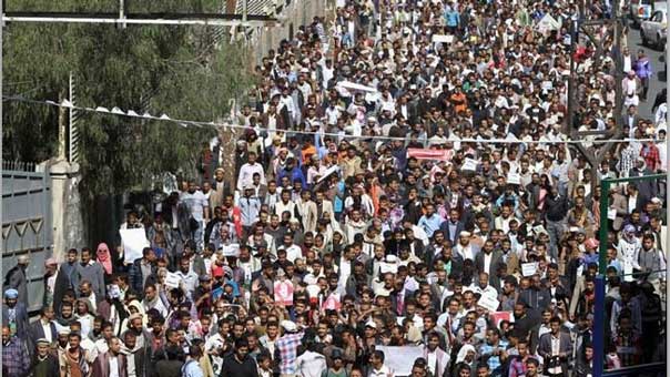 تظاهرات حاشدة وضخمة لليمنيين تطالب بحكومة وحدة وترفض نقل العاصمة إلى عدن