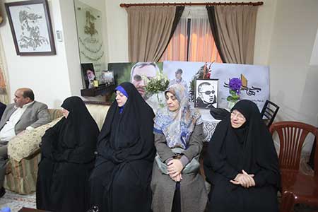 الحاج ام عماد مغنية خلال استقبال الوفد البرلماني العراقي وفد برلماني عراقي يزور عائلة الشهيد القائد الحاج عماد مغنية