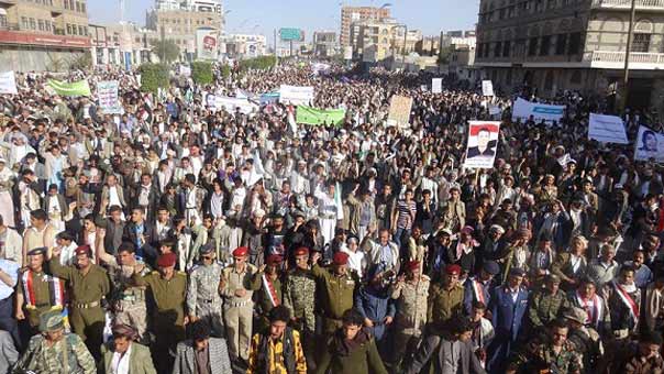 مسيرة جماهيرية حاشدة وضخمة في صنعاء تأكيداً لإستمرارية الثورة ورفضاً للتدخل الخارجي