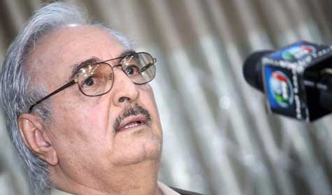قائد الجيش الليبي خليفة حفتر حفتر يباشر مهامه قائدا للجيش الليبي.. وطائراته تقصف مطار معيتيقية