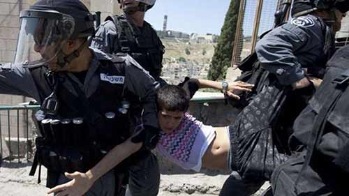 إعتقال 6 أطفال من داخل الأقصى اعتداءات العدو بحق الفلسطينيين تتواصل: اعتقال 6 أطفال في الأقصى وإستهداف لمراكب الصيادين