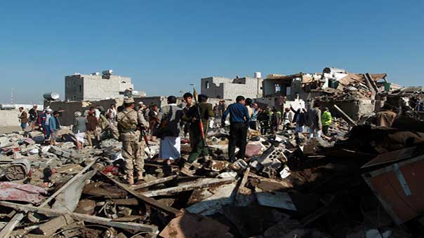 آلاف اليمنيين يحتشدون في صنعاء ويعدون برد ّمزلزل بعد العدوان السعودي والامريكي عليهم
