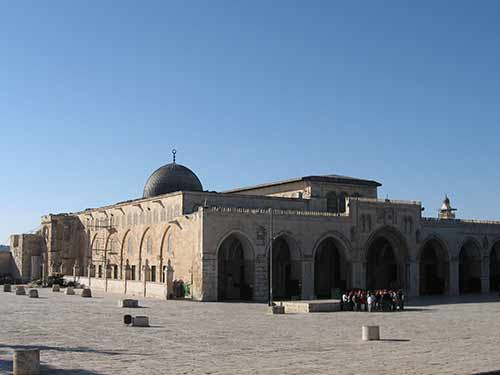 مستوطنون صهاينة يدنسون المسجد الاقصى 