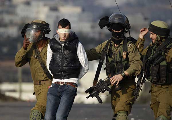 الاحتلال يعتقل 30 فلسطينياً خلال حملة دهم واسعة في نابلس