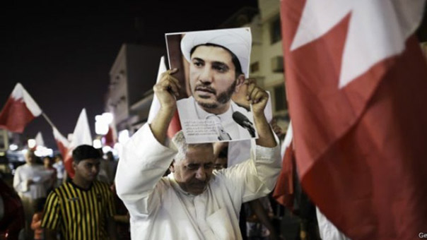 تظاهرات في البحرين للإفراج عن الشيخ علي سلمان تظاهرات في البحرين للإفراج عن الشيخ علي سلمان وتنديدا باستمرار العدوان على اليمن