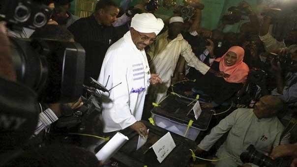 الرئيس السوداني عمر البشير السودانيون يصوتون بانتخابات رئاسية وبرلمانية وسط إقبال ضعيف