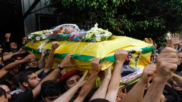 جثمان الشهيد شقير محمولاً على أكف المشيعين تشييع الشهيدين محمد حسين شقير وعدنان سبليني الى مثواهما الاخير