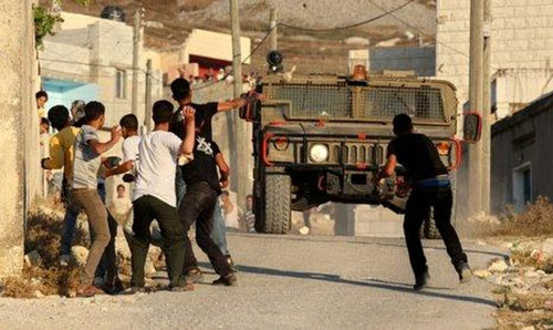 القضاء الصهيوني يحيي مشروع قانون يمدد العقوبة بحق الحجارة الفلسطينيين في الأراضي المحتلة قانون صهيوني جديد: السجن 20 عاما لراشقي الحجارة من الفلسطينيين