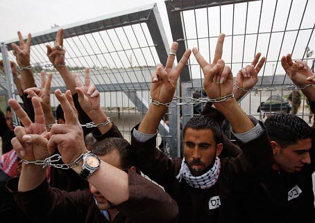 الأسرى الفلسطينيون يخوضون معركة &rsquo;الأمعاء الخاوية&rsquo;