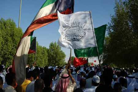 المشاركون في التشييع يرفعون علم دولة الكويت تشييع شهداء تفجير مسجد الامام الصادق (ع) في الكويت