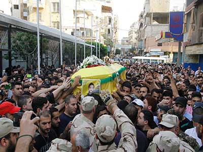 جثمان الشهيد محمولا على الاكف حزب الله وجمهور المقاومة يشيعون الشهيد المجاهد حسن المجتبى هاني قطايا