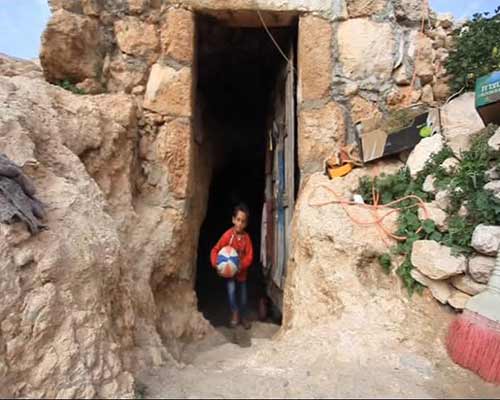 الاحتلال يدفع فقراء الفلسطينيين للعيش داخل الكهوف !