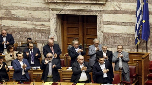 أثينا تُدخل ضوابط على حركة رؤوس الأموال وتغلق بنوكها 