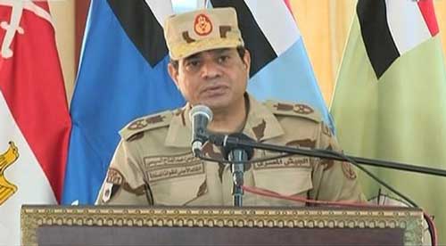الرئيس المصري عبد الفتاح السيسي السيسي متفقداً وحدات عسكرية منتشرة في سيناء: الهجمات الأخيرة تم الترتيب لها من الخارج