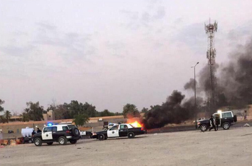 داعشي يقتل خاله ويفجر نفسه في نقطة تفتيش على طريق الحائر الرياض: داعشي يقتل خاله ويفجر نفسه في نقطة تفتيش على طريق الحائر