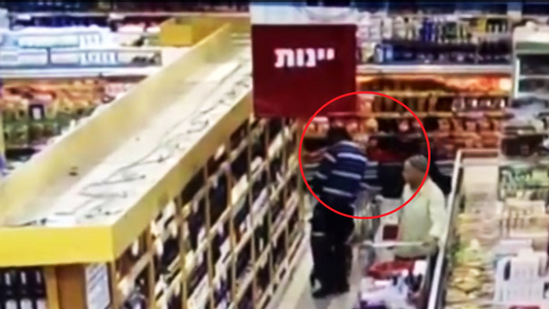هوَس العمليات البطولية .. الاحتلال الصهيوني يعتقل فتاة ويوثق فيديو الطعن بمتجر اسرائيلي
