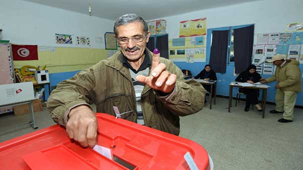 حزب قائد السبسي يعلن فوزه بالرئاسة التونسية... وحزب المرزوقي يعترض! 