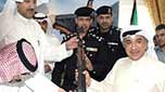 نواب كويتيون يدخلون البرلمان مدججين بأسلحتهم