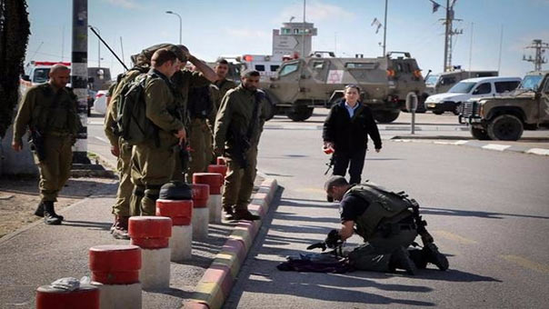 استشهاد فلسطيني بعد طعنه جنديين اثنين في الضفة الغربية المحتلة