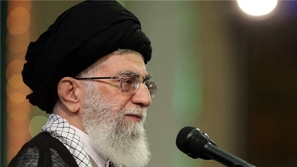 الإمام الخامنئي: الأعداء يحاولون جر الحرب إلى الحدود الإيرانية بالتعاون مع مسوؤلين خليجيين 