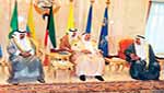 أمير الكويت يستقبل أهالي شهداء تفجير الصوابر 
