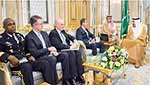 الملك سلمان وكارتر يناقشان تعزيز التعاون العسكري بين البلدين