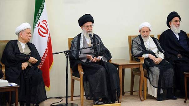 الإمام الخامنئي استقبل مجلس خبراء القيادة: إستمرار الحظر سيؤدي إلى انهيار الاتفاق النووي