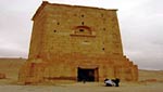&rsquo;داعش&rsquo; الإرهابي يفجر ثلاثة مدافن برجية في مدينة تدمر الأثرية