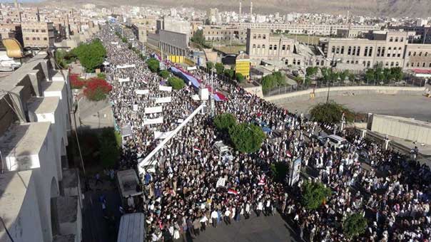 مسيرة مليونية في صنعاء رفضاً للعدوان: الخطوة العدوانية على باب المندب تنذر بكارثة ملاحية