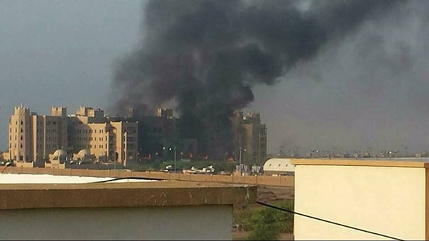 18 قتيلا معظمهم إماراتيون في قصف لمقر اقامة بحاح والقوات الإماراتية في عدن
