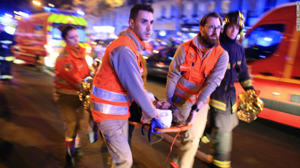 بالصور والفيديو: أكثر من 140 قتيلًا في باريس وهولاند يعلن حربا &rsquo;بلا هوادة&rsquo; على الارهاب