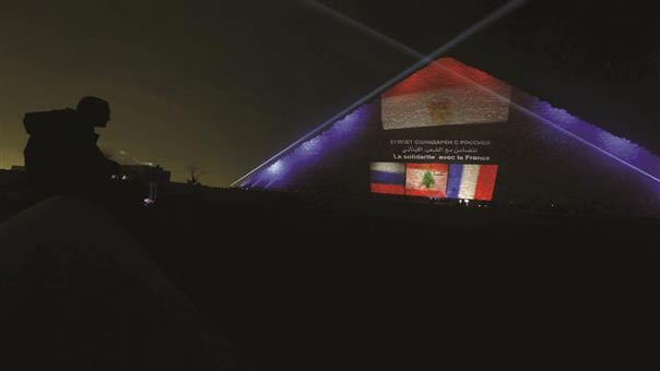 بالفيديو: إضاءة الأهرامات بألوان أعلام &rsquo;لبنان وفرنسا وروسيا&rsquo; تنديدا بالإرهاب