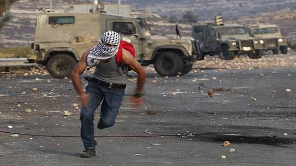  الاحتلال يطلق الرصاص الحي على الفلسطينيين ويشن حملات اعتقال واسعة