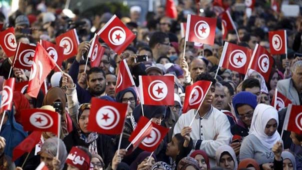 ثورة جديدة تضرب تونس الخضراء: حظر تجوال واجتماع طارئ للحكومة