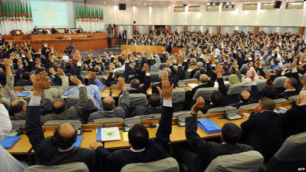 البرلمان الجزائري يصادق بالأغلبية على تعديل الدستور الجديد