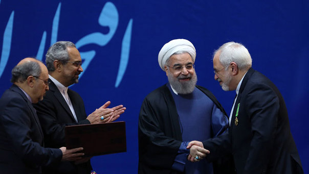 روحاني خلال تكريم المفاوضين الإيرانيين حول الملف النووي: لولا توجيهات الإمام الخامنئي لما حققنا هذه الانجازات