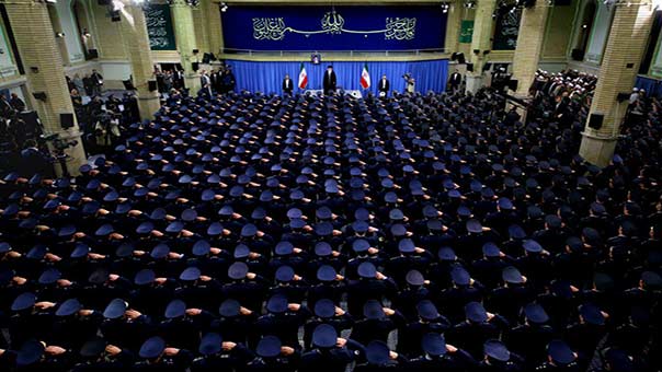 الإمام الخامنئي لقادة وعناصر القوات الجويّة في الجيش الإيراني: اميركا تدعم بوقاحة من يرتكب ابشع الجرائم في اليمن