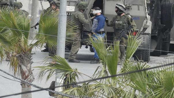 الاحتلال يعتقل عشرات الفلسطينيين في الضفة والقدس تزامناً مع تدنيس المستوطنين للأقصى .. وآلياته تتوغل وسط قطاع غزة
