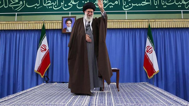 الامام الخامنئي للأميركيين: الخليج الفارسي بيتنا نفذوا مناوراتكم بعيداً عنه