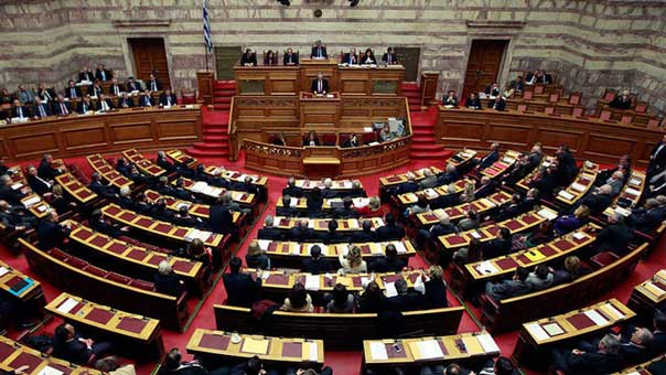 البرلمان اليوناني يقر إصلاحا غير شعبي لنظام التقاعد وسط تظاهراتٍ معارضة