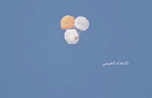 طائرات روسية تُسقط مساعدة إنسانية بالمظلات على دير الزور