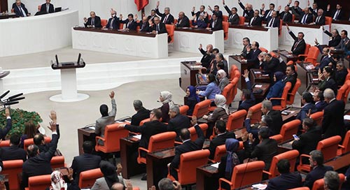 برلمان أردوغان يصادق على رفع الحصانة البرلمانية
