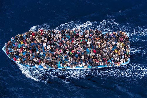 مأساة &rsquo;قوارب الموت&rsquo; تتواصل: مخاوف من وفاة 700 مهاجر.. وبلغاريا توقف 100 لاجئ عند حدودها