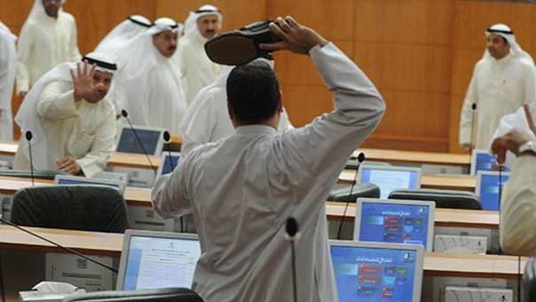 مجلس الأمة الكويتي يتحول الى حلبة مصارعة للنواب..لكن بالنعال