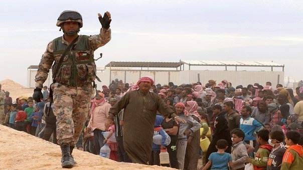 لاجئون سوريون عالقون على الجانب الأردني من الحدود مع سوريا دون إمدادات غذائية
