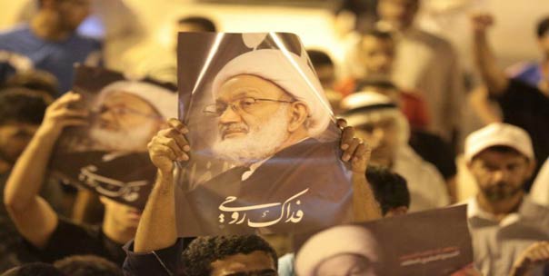 البحرين..المعتصمون امام منزل آية الله عيسى قاسم يؤكدون ان الحصار الخانق على منطقة الدراز يمثّل عقاباً جماعياً