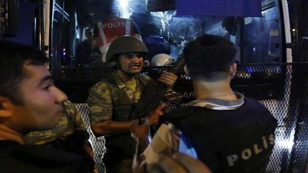 الجيش التركي يعلن اعتقال جميع منظمي &rsquo;محاولة الانقلاب&rsquo;
